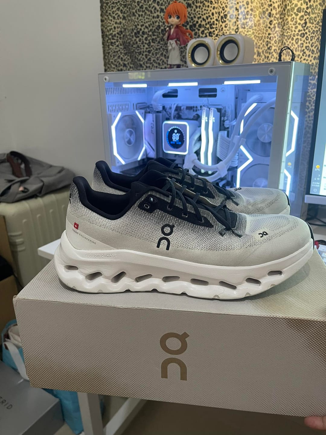 Customer photo review of Cloudtilt Black Ivory