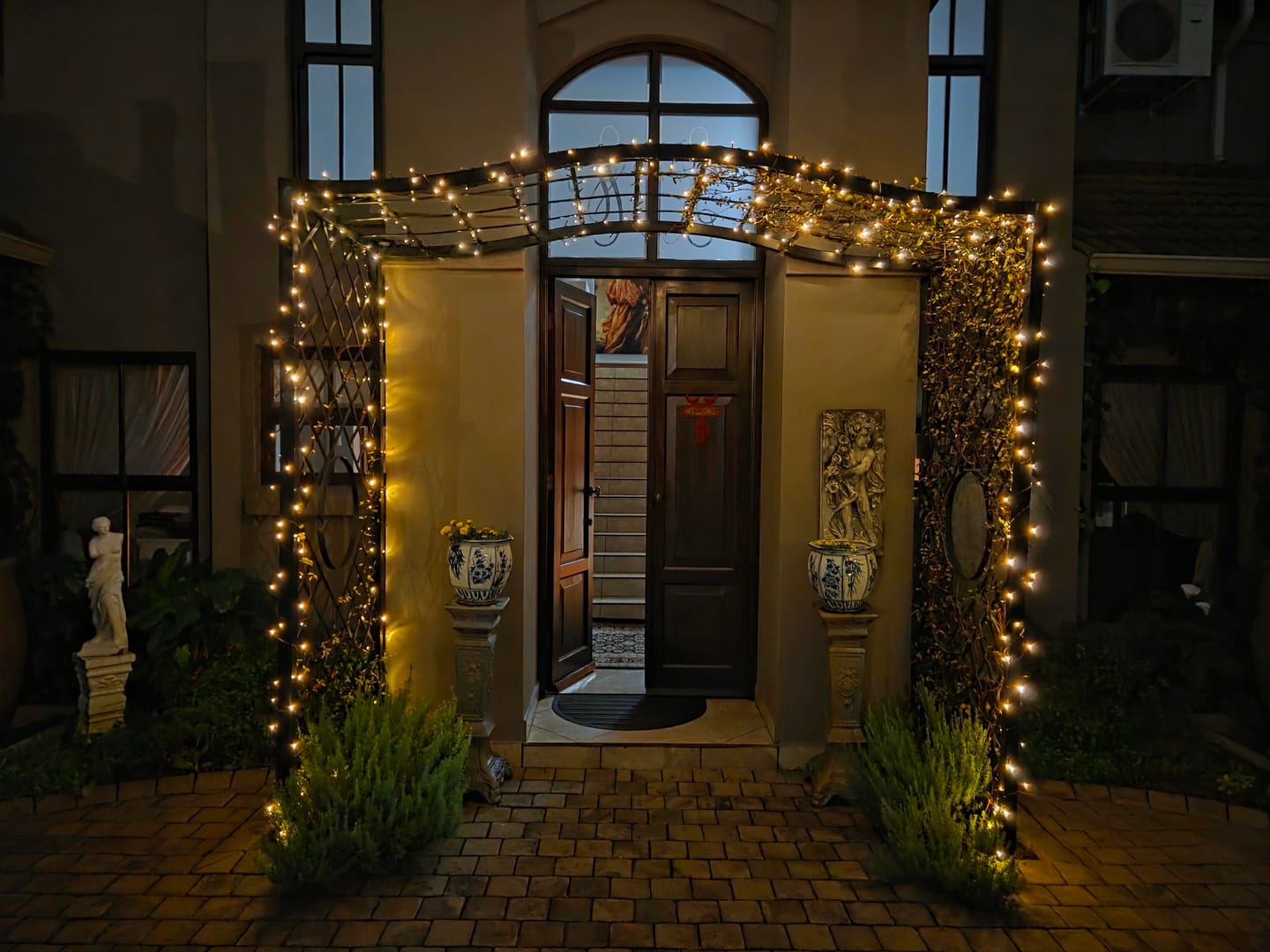 Customer photo review of Black String Solar Fairy Lights