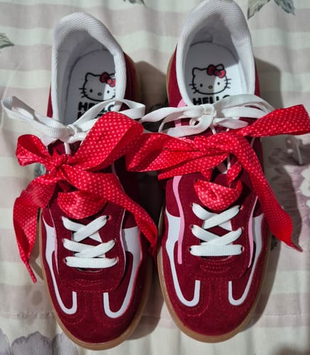 Customer photo review of Tenis Urbano Hello Kitty Ceriani para Mujer Rojo