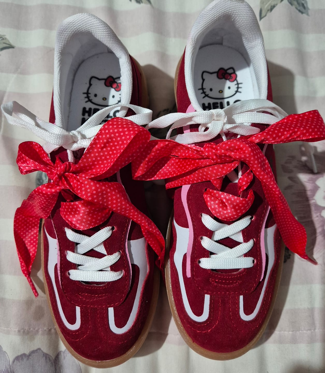 Customer photo review of Tenis Urbano Hello Kitty Ceriani para Mujer Rojo