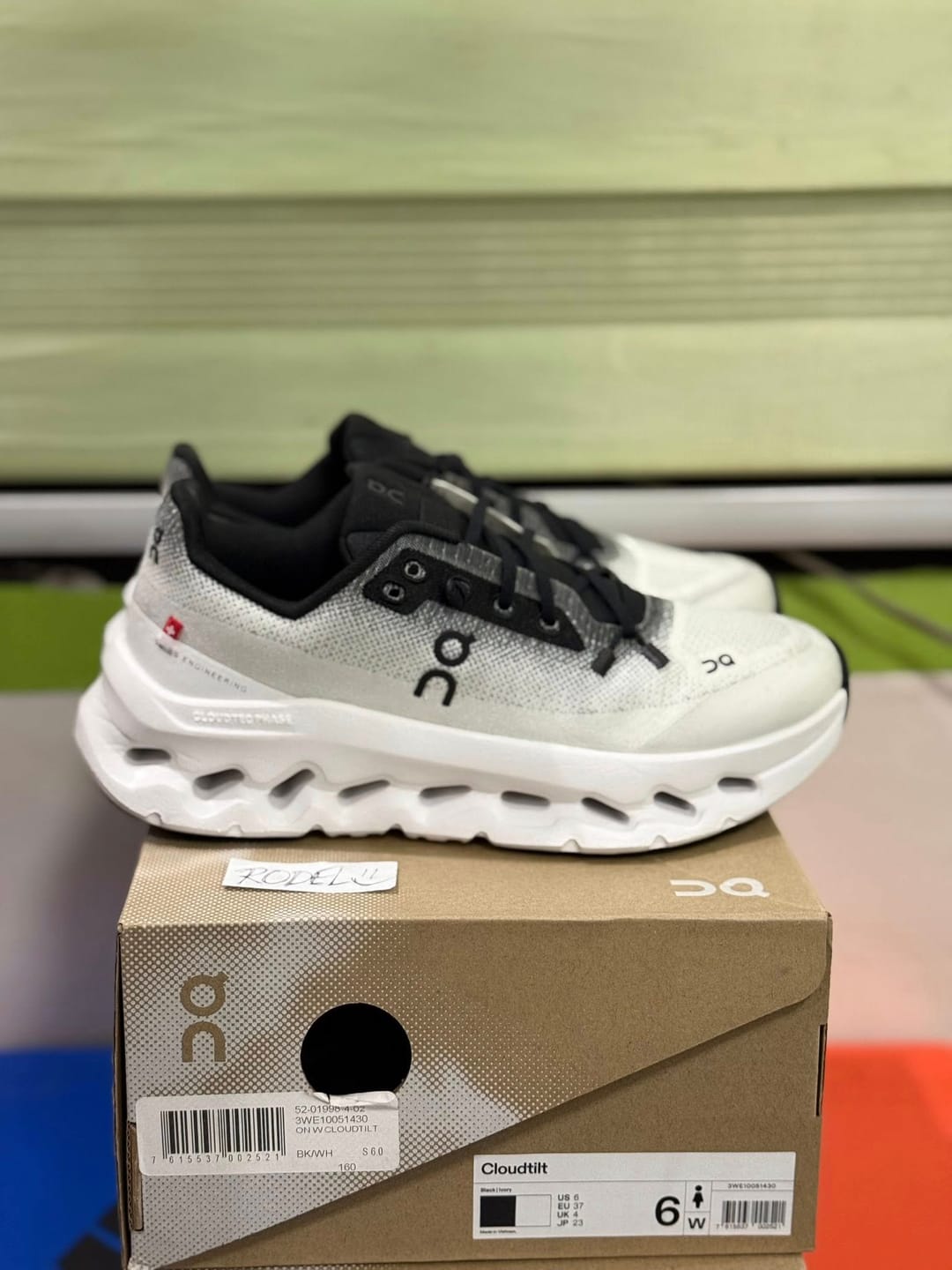 Customer photo review of Cloudtilt Black Ivory