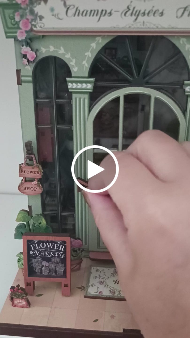 Customer video review of Book Nook Champs-Élysées Florist