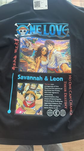Kunde zeigt ein personalisiertes schwarzes 'ONE LOVE' T-Shirt mit einem farbenfrohen Anime-inspirierten Design.