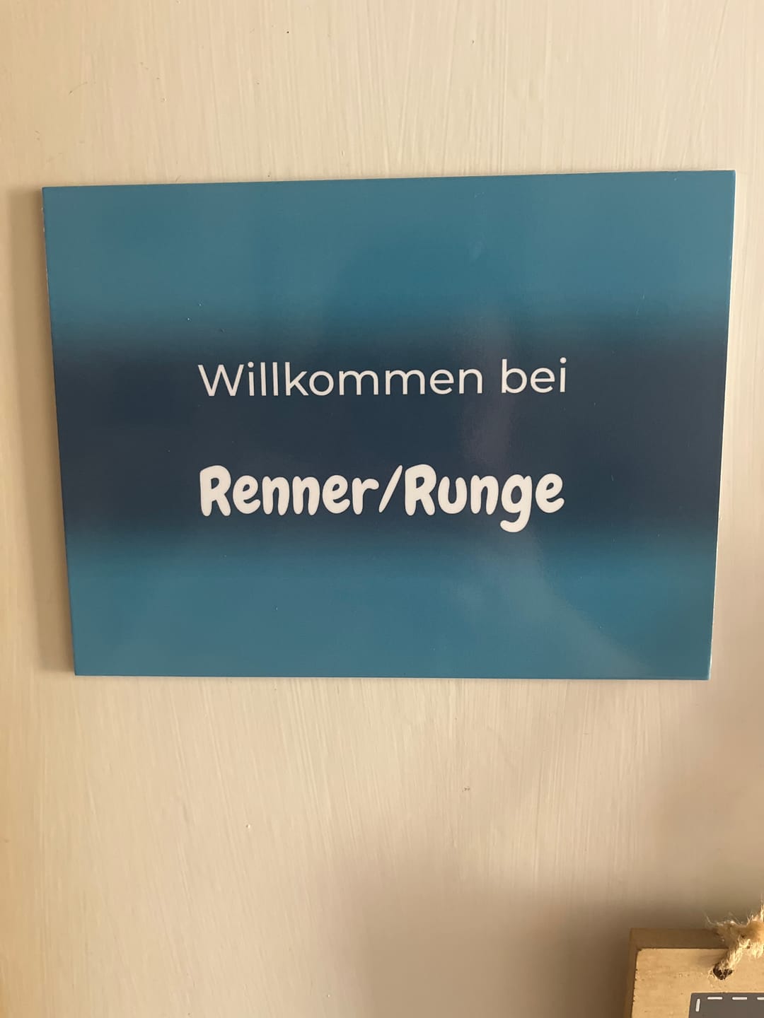 Customer photo review of Familien Türschild (UV- und wetterfest) inkl. Klebebefestigung