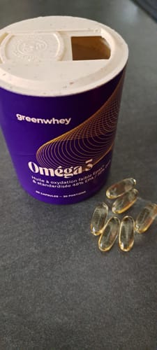 Avis d'un client : le pot violet d'Oméga 3 EPAX® à côté de plusieurs gélules dorées sur un comptoir.