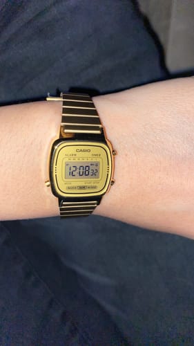 Una clienta muestra en su muñeca su reloj Casio Vintage dorado.