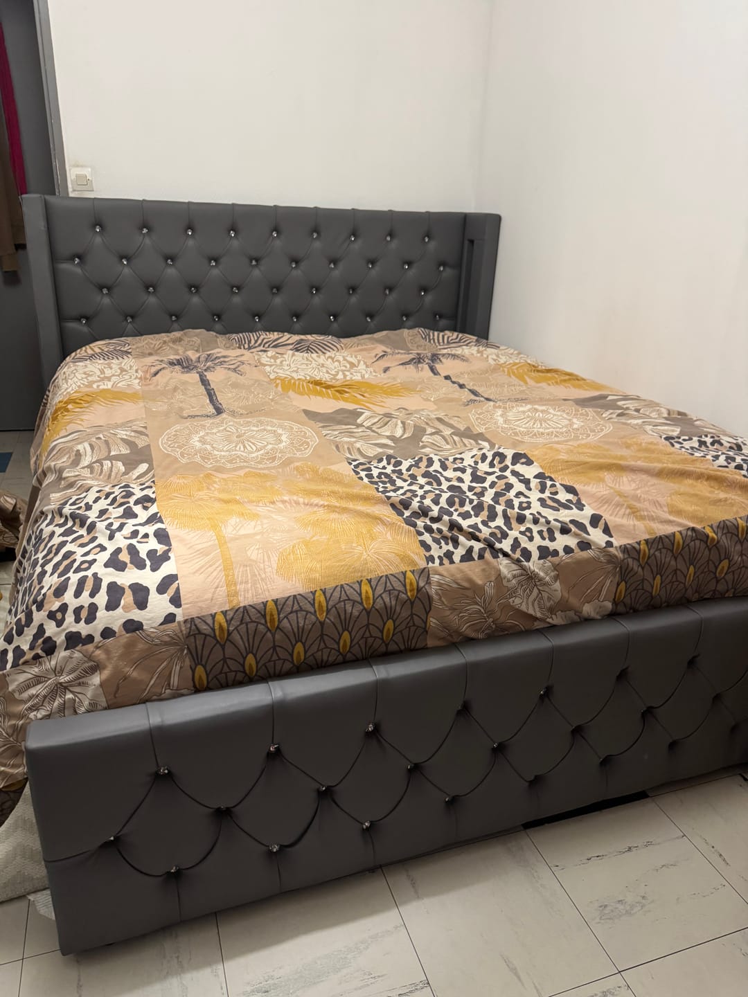 Customer photo review of Lit coffre capitonné avec LED - AMELIE