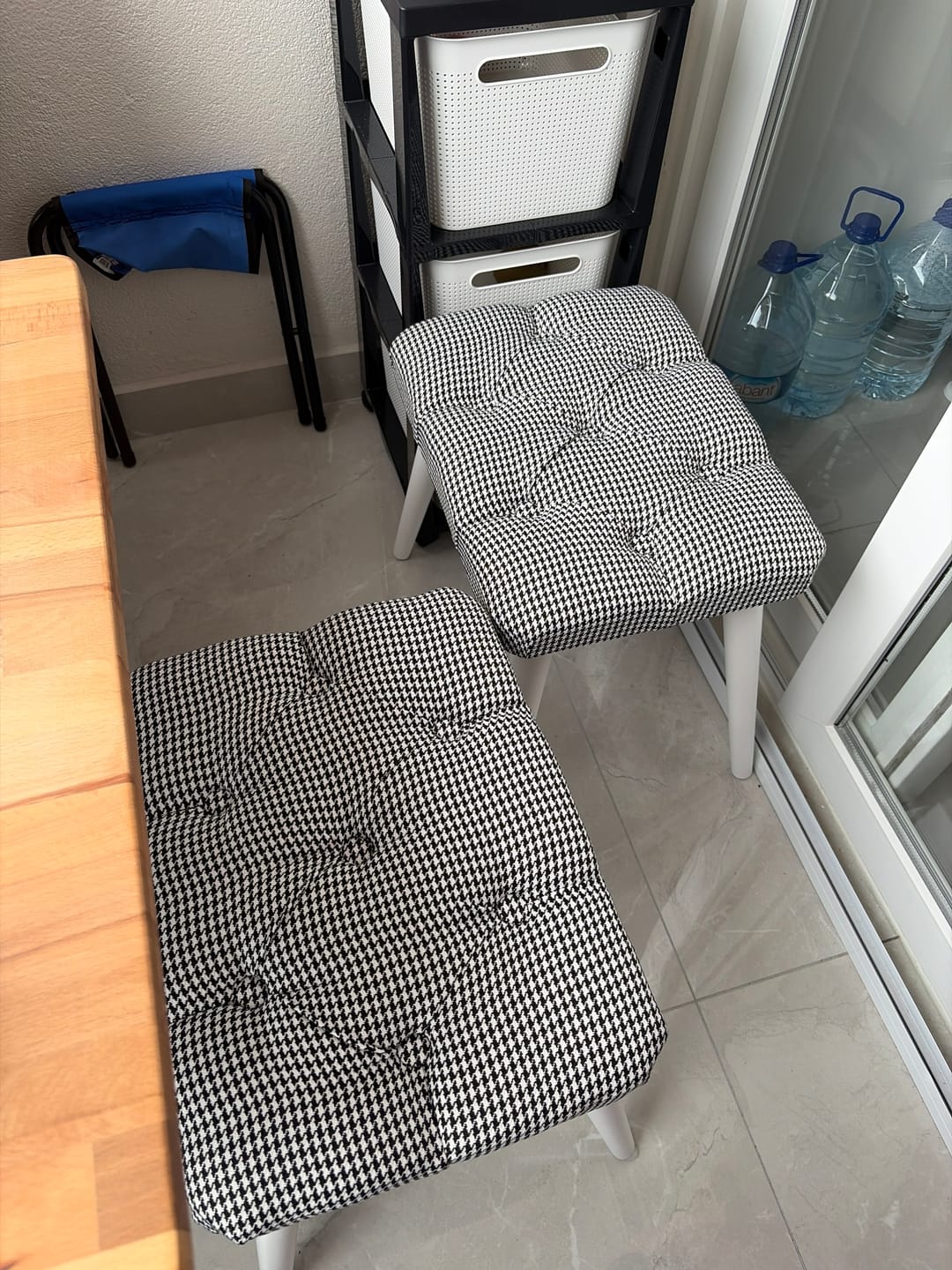Customer photo review of Rani BM101 Puf Ahşap Ayaklı Tabure Siyah - Beyaz Kazayağı Desenli