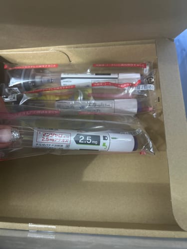 レビュー投稿者が撮影した、箱に入ったマンジャロ2.5mgの注射器。