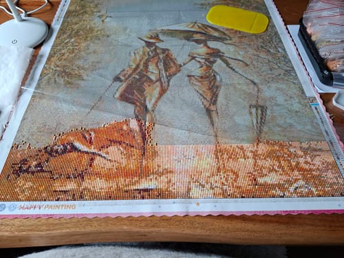 Een klant toont hun 'Man En Vrouw Kunst 3' diamond painting, die gedeeltelijk is gemaakt met glanzende steentjes.