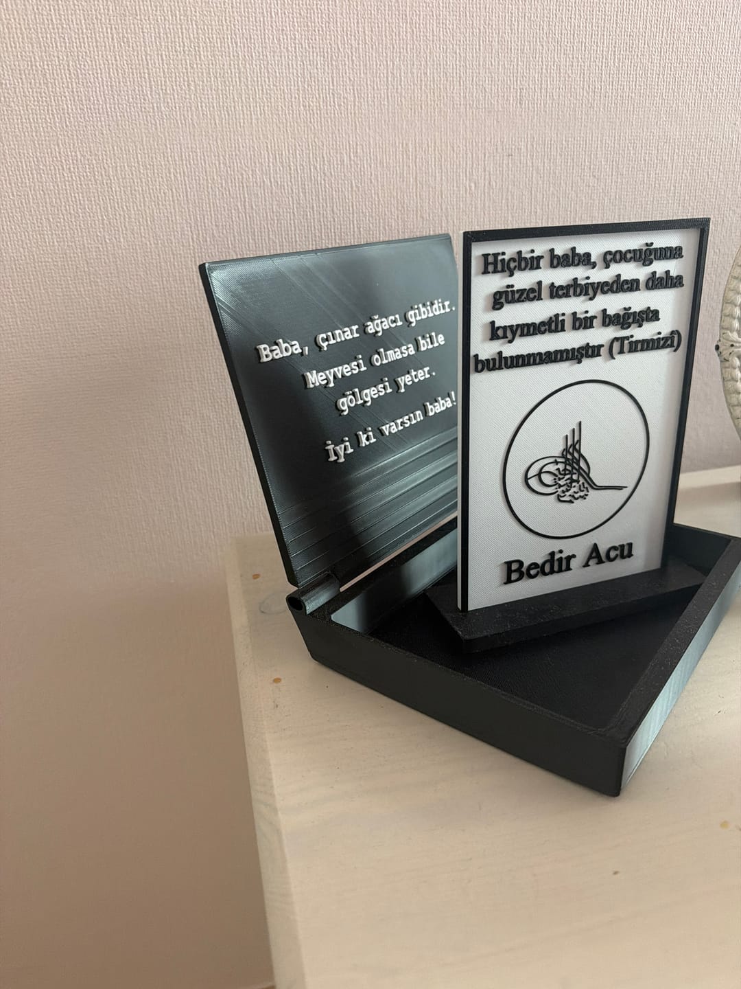 Customer photo review of Babaya Özel Hat Sanatı İsimlik Dekoratif Süs Seti + İsimli Sıkma Kehribar Tesbih