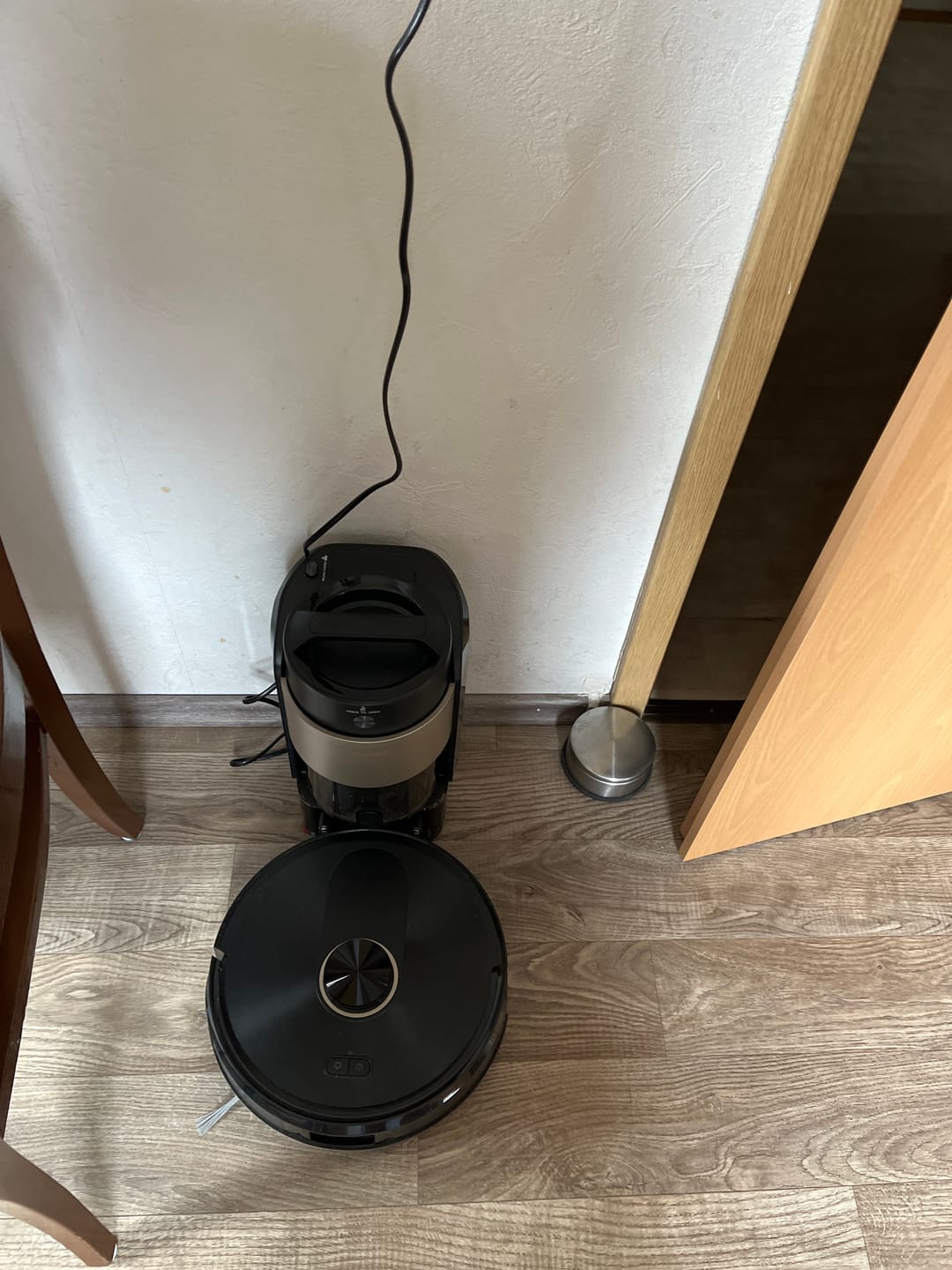 Customer photo review of Saugroboter mit Absaugstation / 10.000 PA / 200 Minuten Laufzeit / KI- & LiDAR-Navigation / 4-Liter Staubbehälter / 3-in-1 Saugen-Wischen-Kehren / Mehrere Karten / App- & Sprachsteuerung