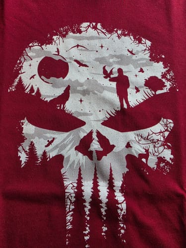 Kundenfoto des roten Bio-Herrenshirts mit dem detaillierten Nature-Skull-Druck, der auch nach dem Waschen wie neu aussieht.