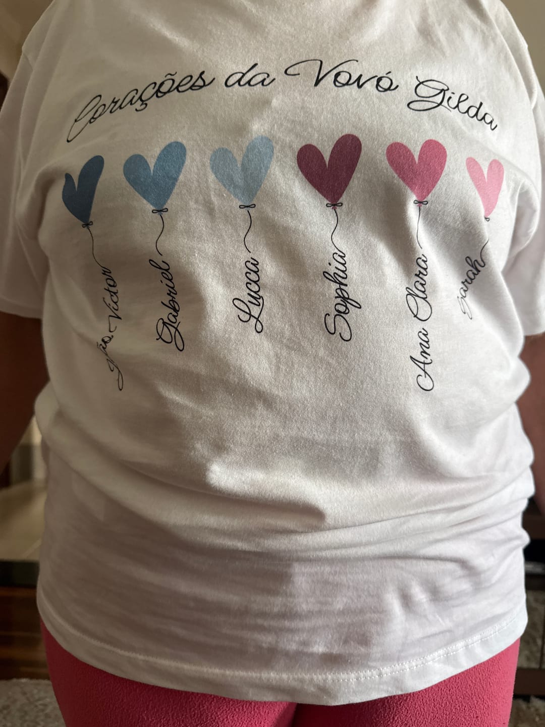 Customer photo review of Camiseta Personalizada CORAÇÕES DA VOVÓ - BRANCA - Algodão 100%