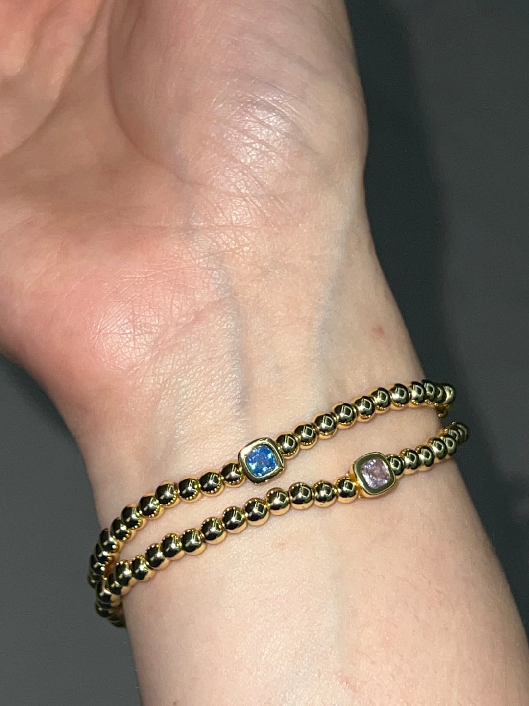 Customer photo review of Pulsera Dorada Bolitas Birthstone Cuadrado