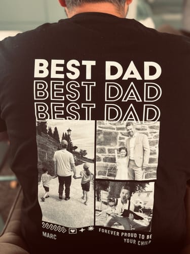 Rückansicht eines Kunden, der ein personalisiertes schwarzes T-Shirt mit 'BEST DAD'-Aufdruck und drei Fotos trägt.