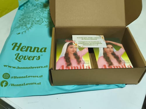 Reseñadora muestra dos cajas de Henna Jamila Hair dentro de su paquete de envío.