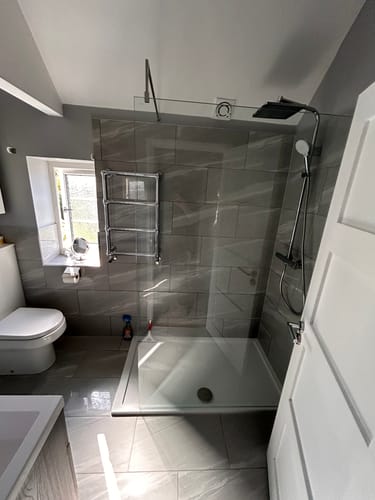 Customer photo review of Hudson Reed 1200mm Wetroom Screen & Support Bar - Polished Chrome