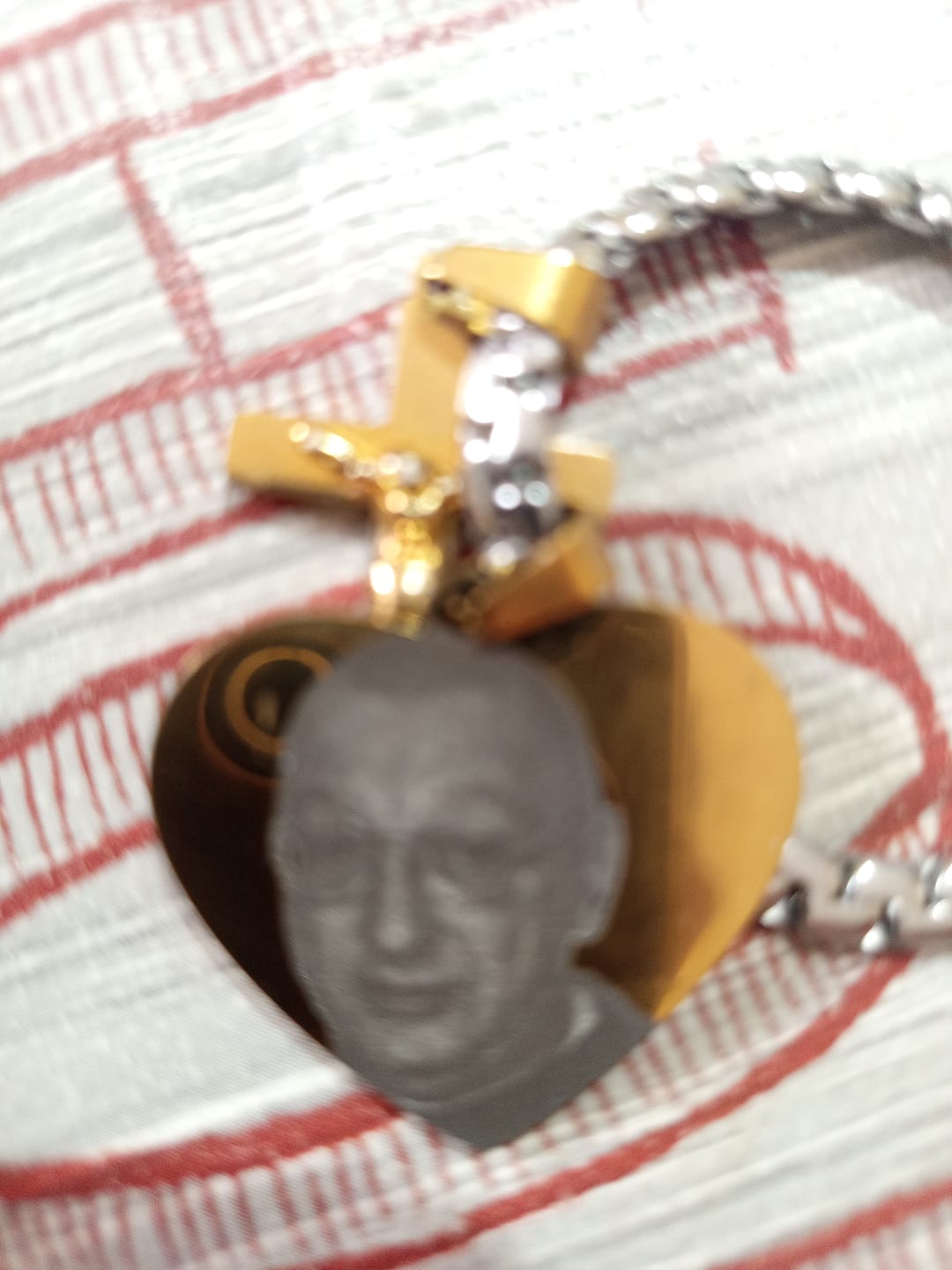Customer photo review of ✨ Collana Cuore Memory – Ciondolo Personalizzabile con Foto Incisa ✨