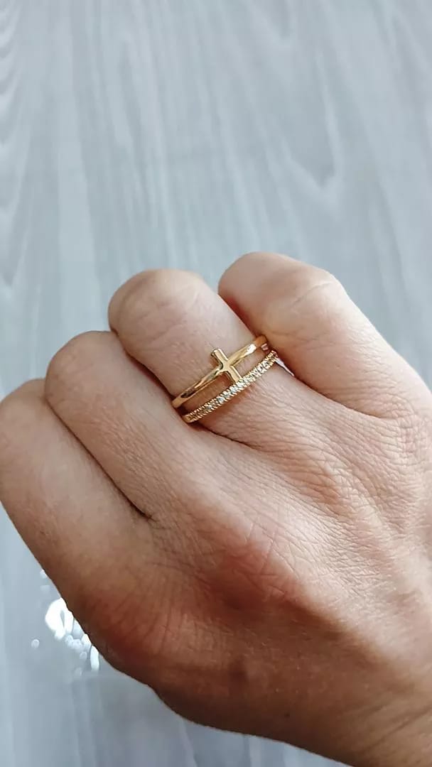 Customer photo review of Anel de Cruz Cravejado Feminino - Ouro