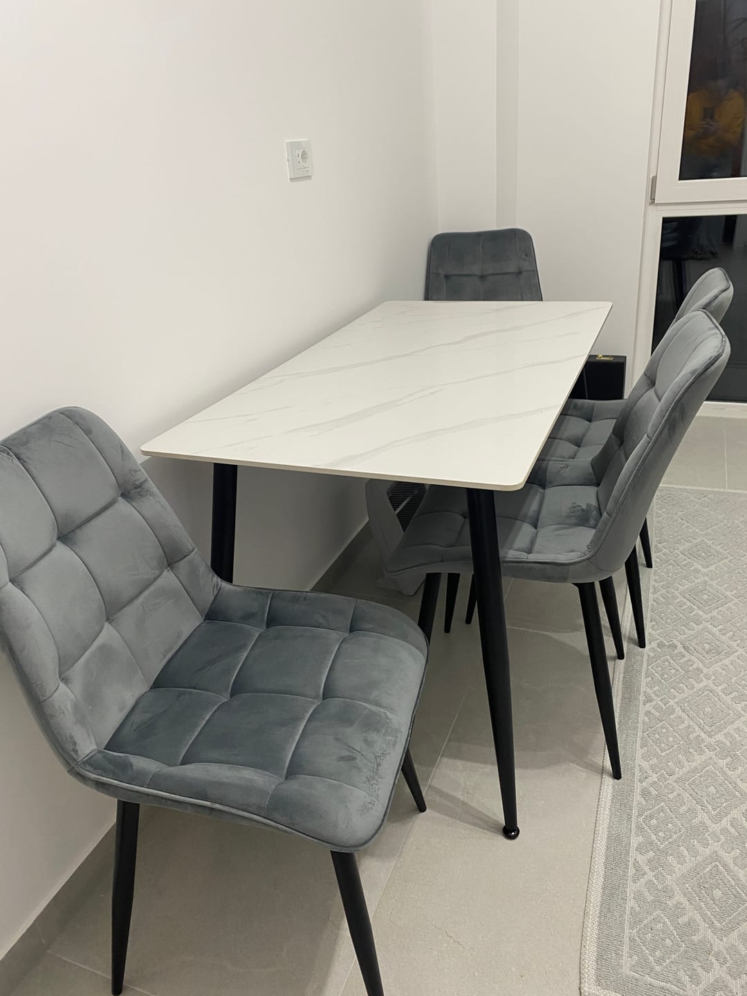 Customer photo review of Masa RION, alb cu efect de marmura/negru mat, ceramica/metal, 130x70x76 cm