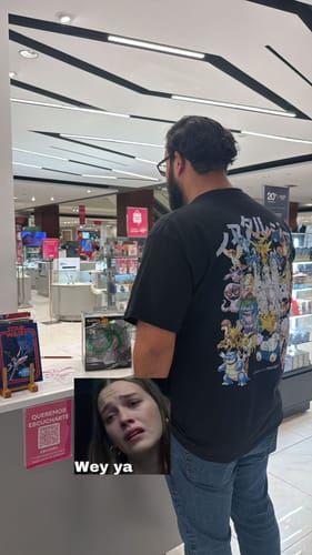 Cliente, visto de espaldas, luciendo el estampado trasero colorido de la camiseta Kanto en una tienda.