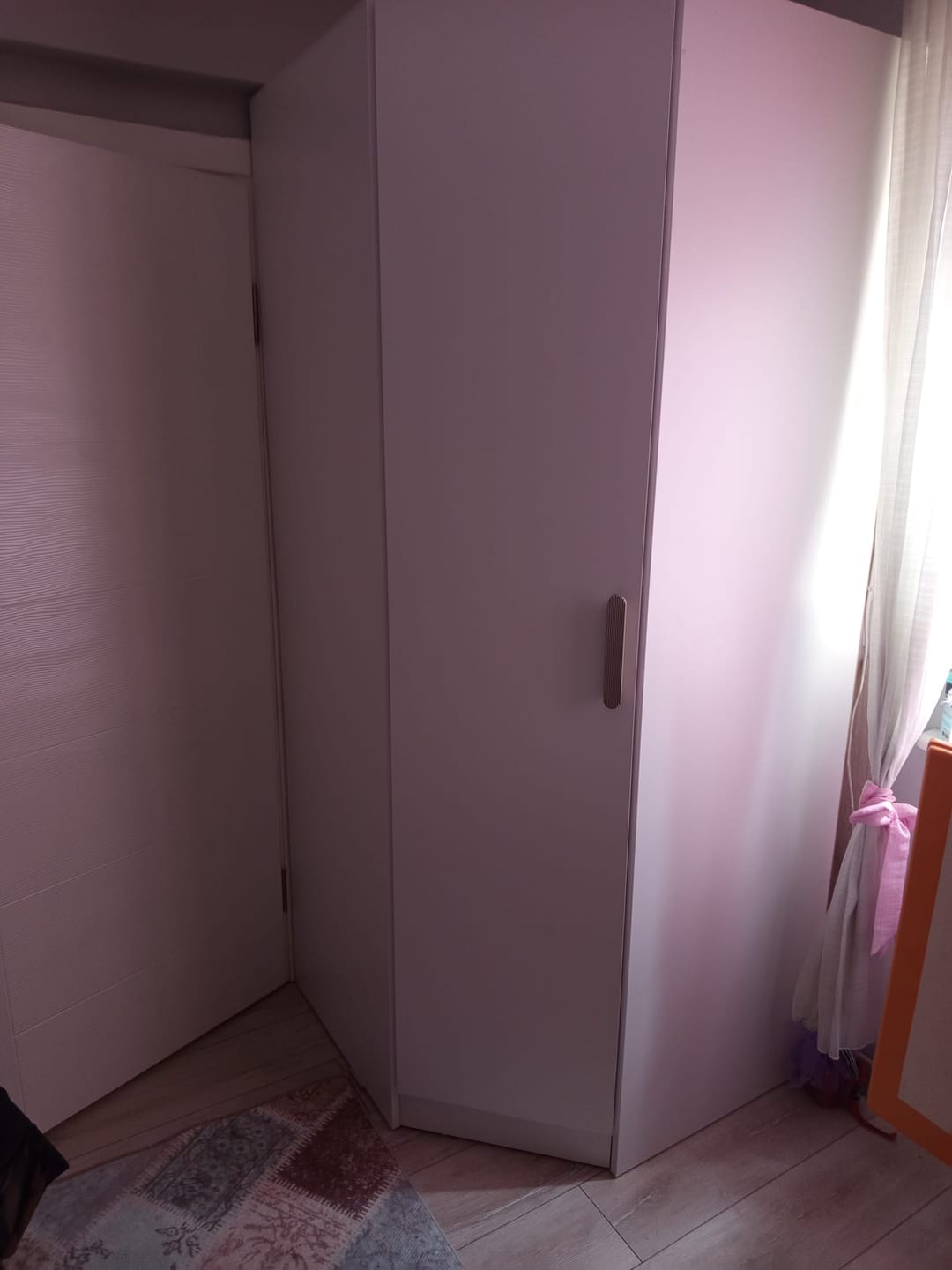 Customer photo review of Rani BA140 Köşe Modül Gardırop Tek Kapaklı 6 Raflı Askılı Elbise Dolabı Tamamlayıcı Köşe Ünitesi Beyaz