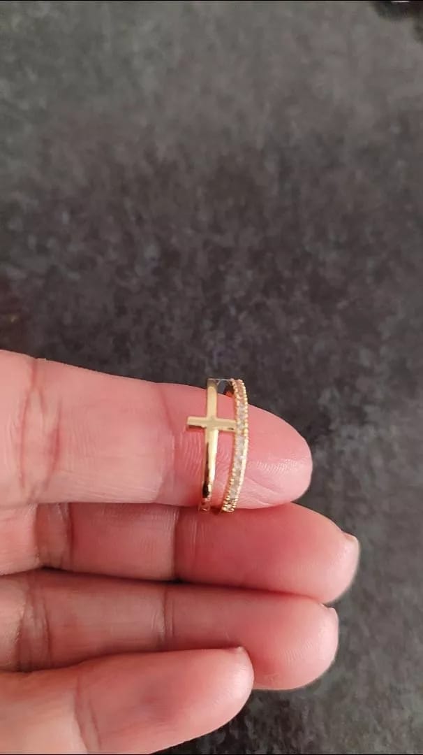 Customer photo review of Anel de Cruz Cravejado Feminino - Ouro