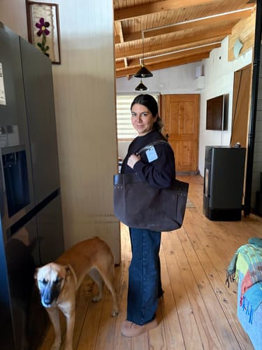 Reseña con foto de un cliente sobre Cartera Tote Tachas Fake Suede