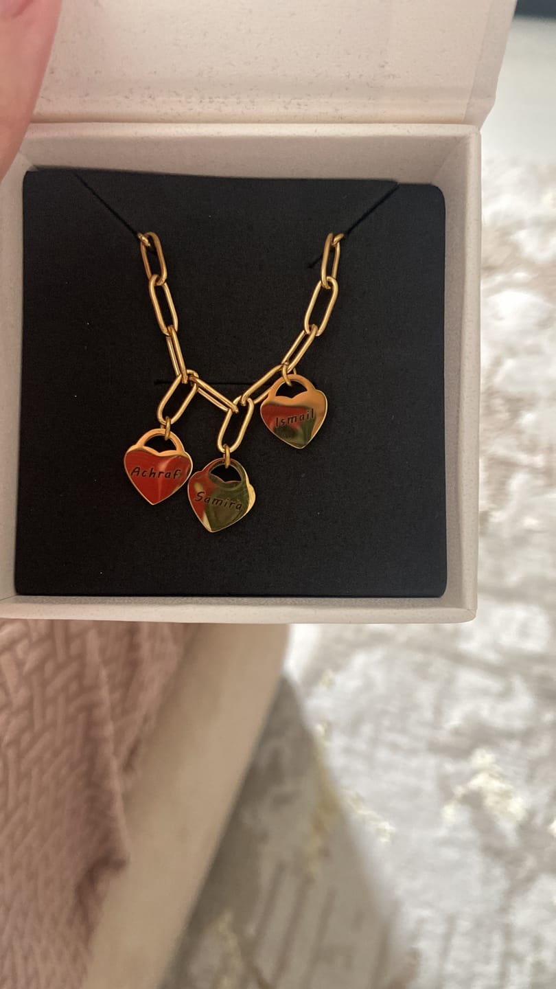 Customer photo review of Pulsera con colgantes corazón personalizados