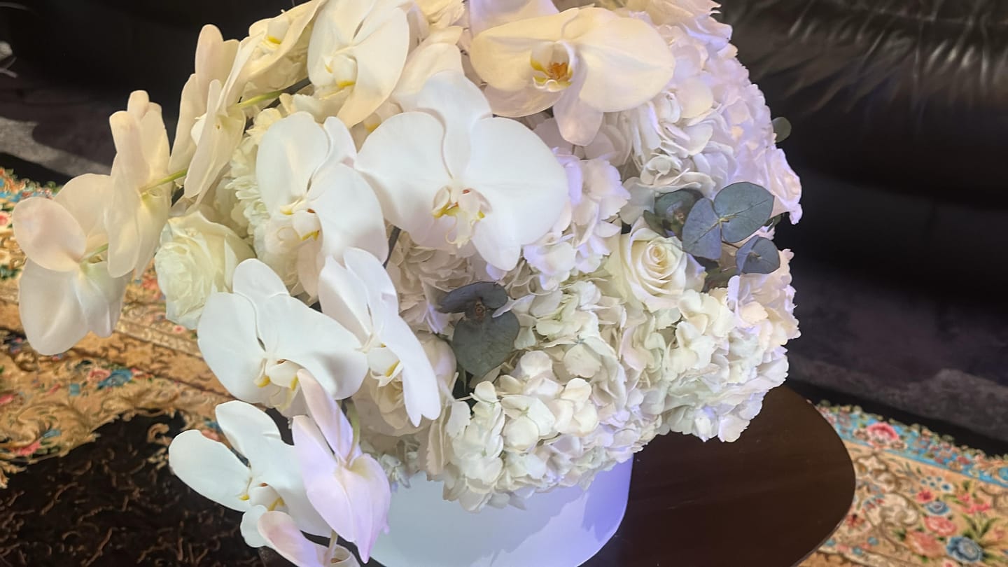 Customer photo review of Luxury White Blossom Flower Box