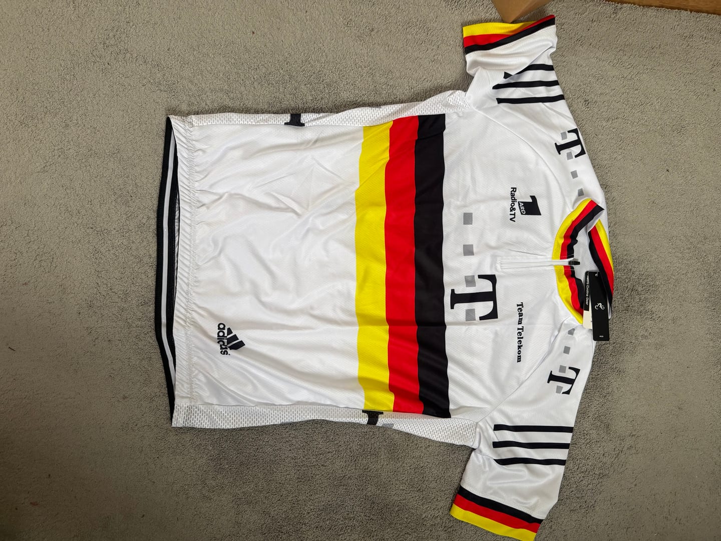 Customer photo review of T white Retro Short Sleeve Cycling Jersey