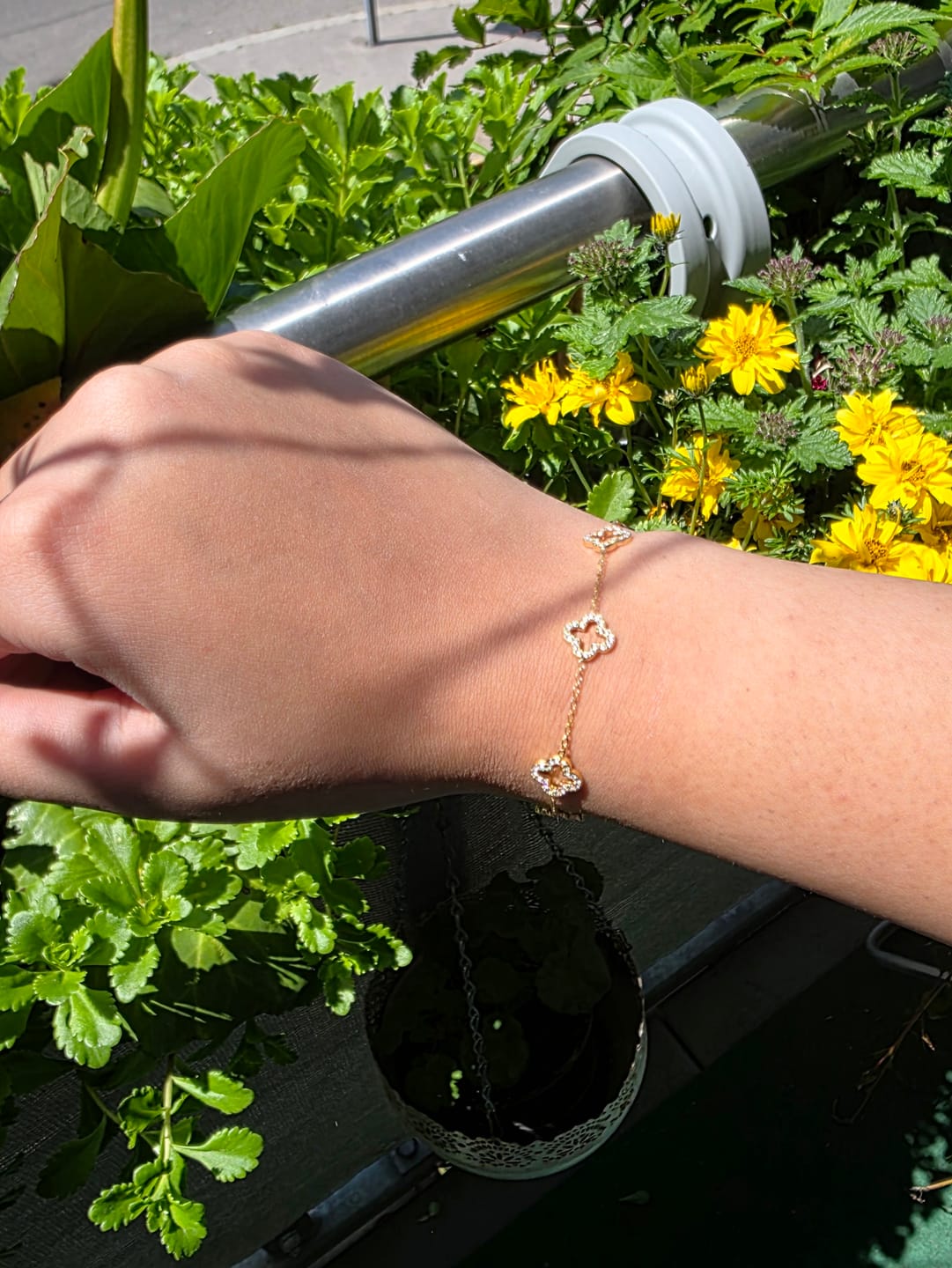 Customer photo review of Spring Lucky Leaf Armband 14K Vergoldet