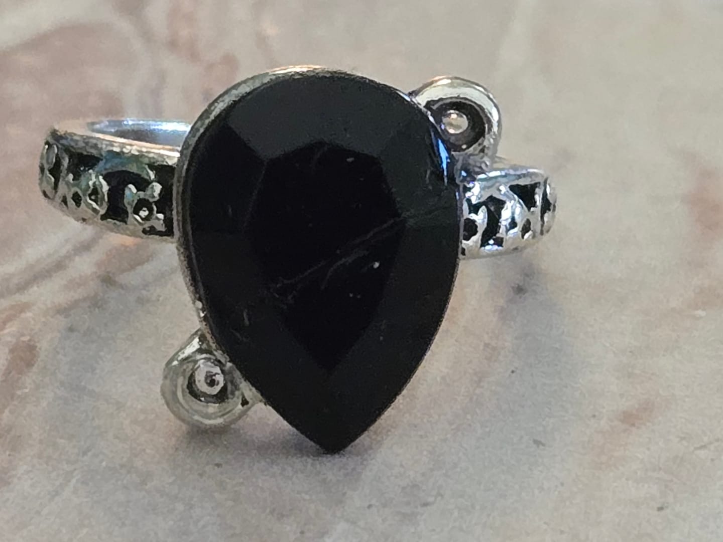 Customer photo review of Vintage Vine Black Agate Ring (Light Luxury Niche Dark Style Band)