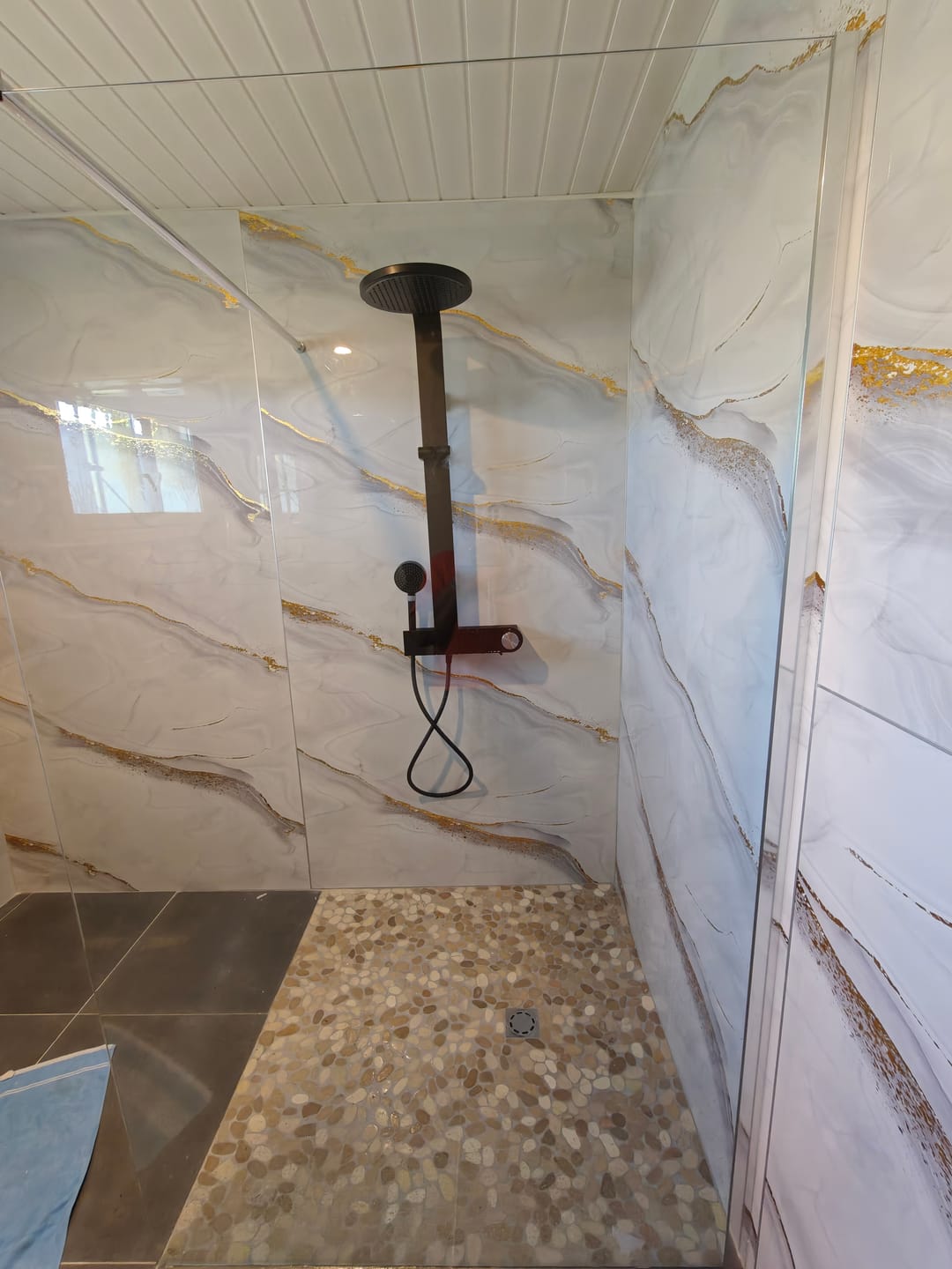 Customer photo review of Panneau Mural PVC Effet Marbre Doré – Étanche et facile à poser