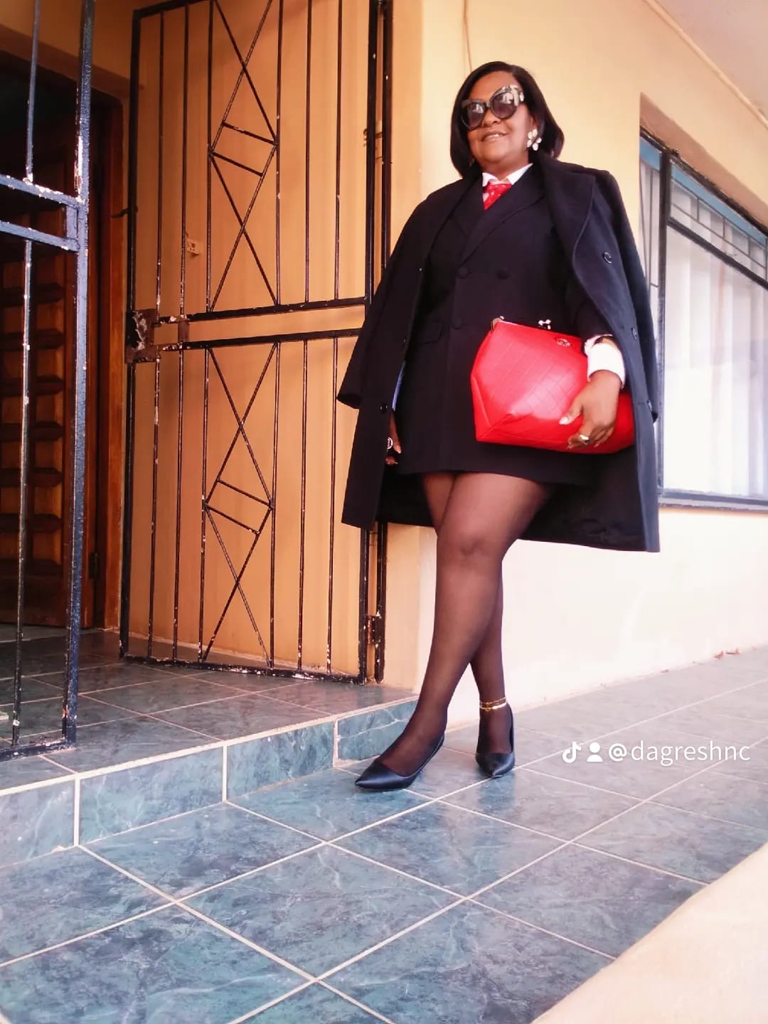 Customer photo review of ERA Oversized Kisslock Chain Bag – Red