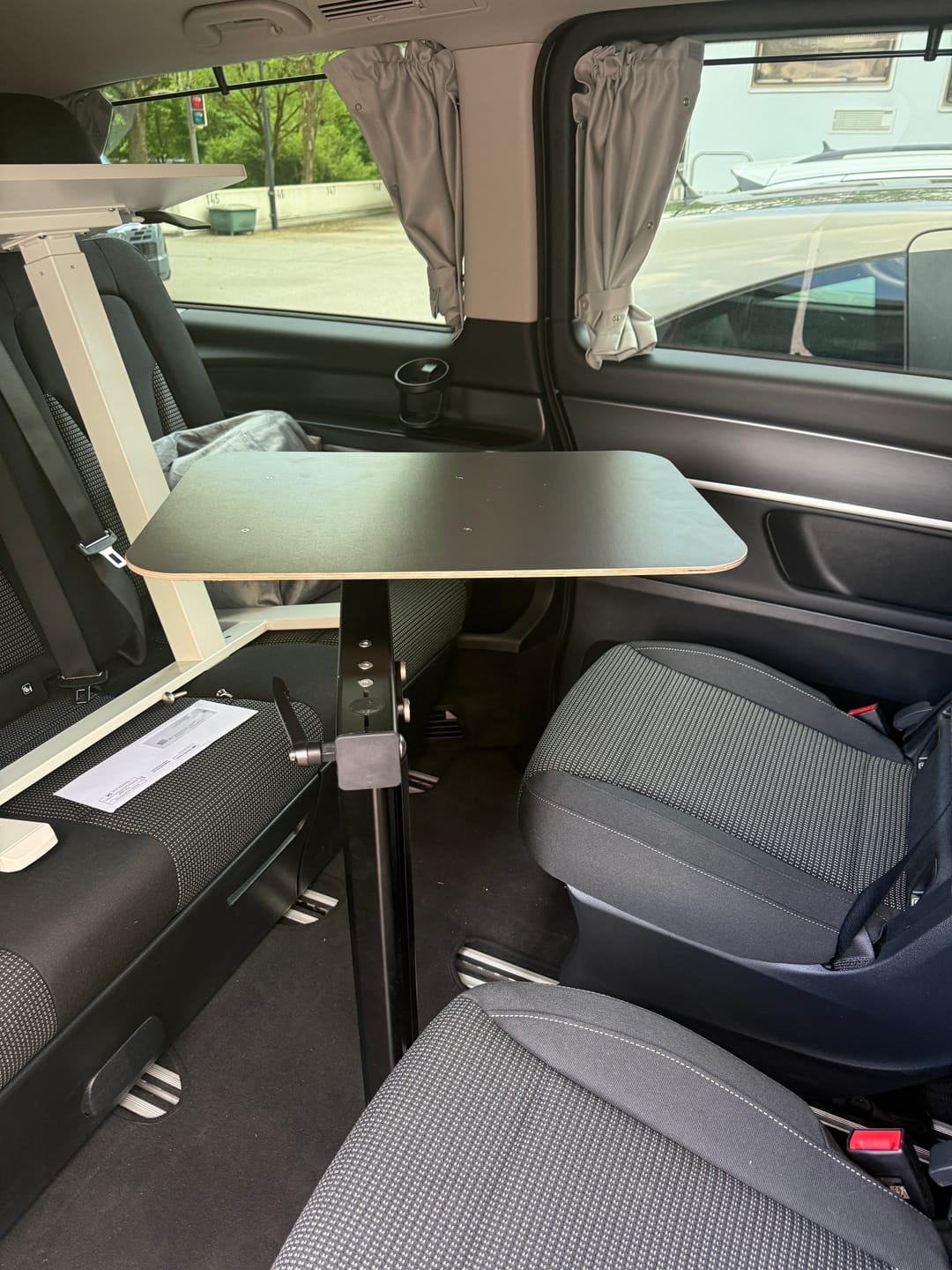 Customer photo review of Tisch passend für alle Bodenschienen und Bodenplatte - klappbar, faltbar und schwenkbar - Büro und Camping im Van