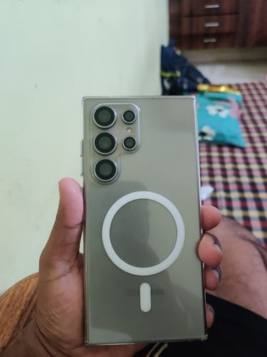Customer holding a Samsung Galaxy S24 Ultra with the clear Anti Yellow Magsafe case, showing the magnetic ring on the back.