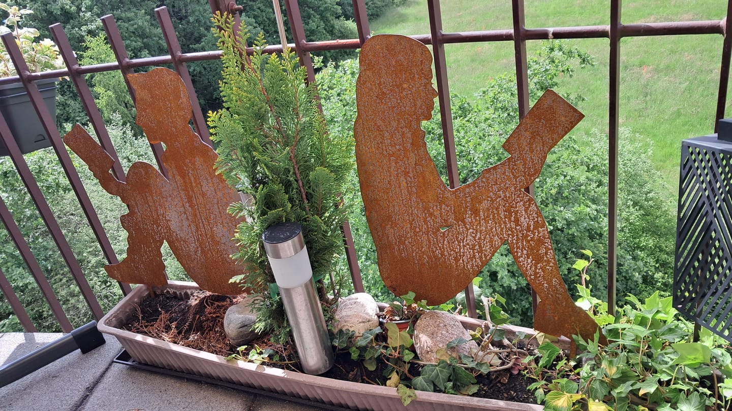 Customer photo review of Gartenstecker Lesende Frau