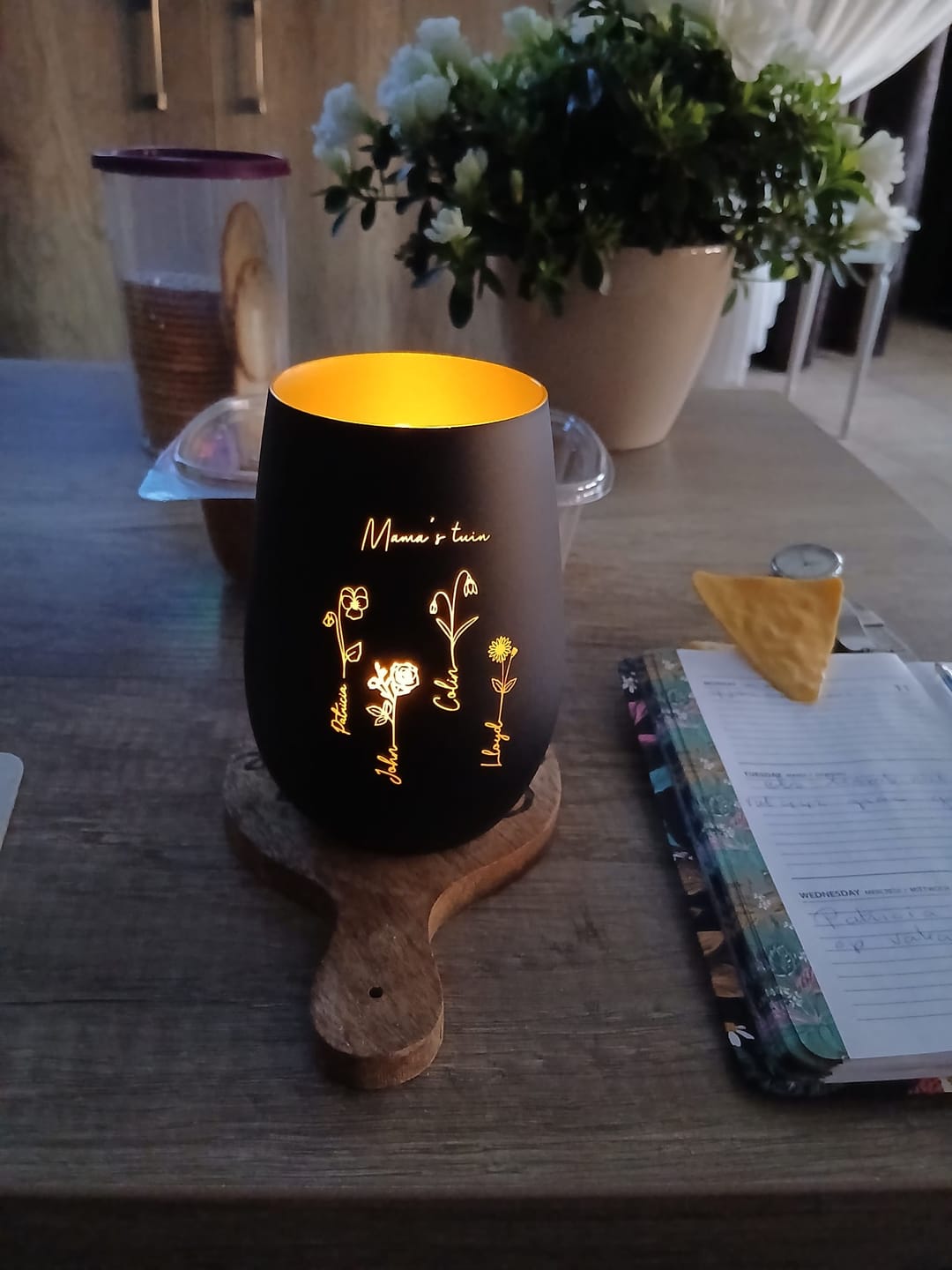 Customer photo review of Mama’s tuin – Gepersonaliseerde lantaarn met bloemen en namen voor mama en oma