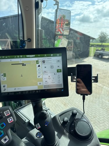 Customer photo review of Gadgetme Handyhalterung mit Wireless Ladefunktion passend für Fendt One 15W Fast Wireless