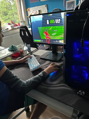 Ein Kunde trägt den RZ Arm Sleeve in der Liquid Black Edition beim Spielen am Computer.