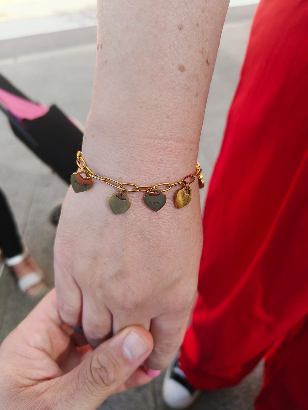 Customer photo review of Pulsera con colgantes corazón personalizados