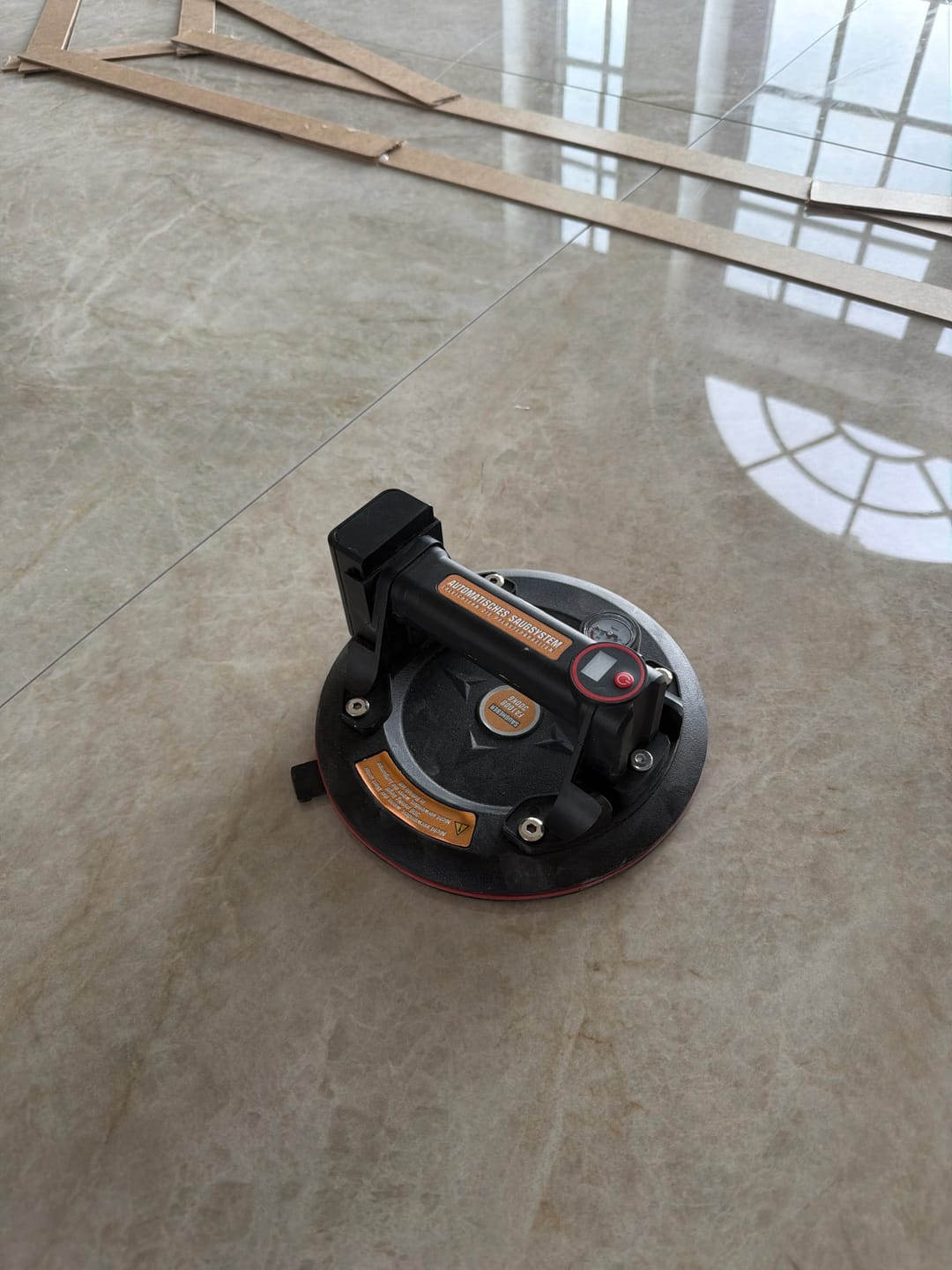 Customer photo review of Vakuum Glasheber 300 kg – Elektrischer Saugheber mit Akku & Drucksensor für Bau & Industrie