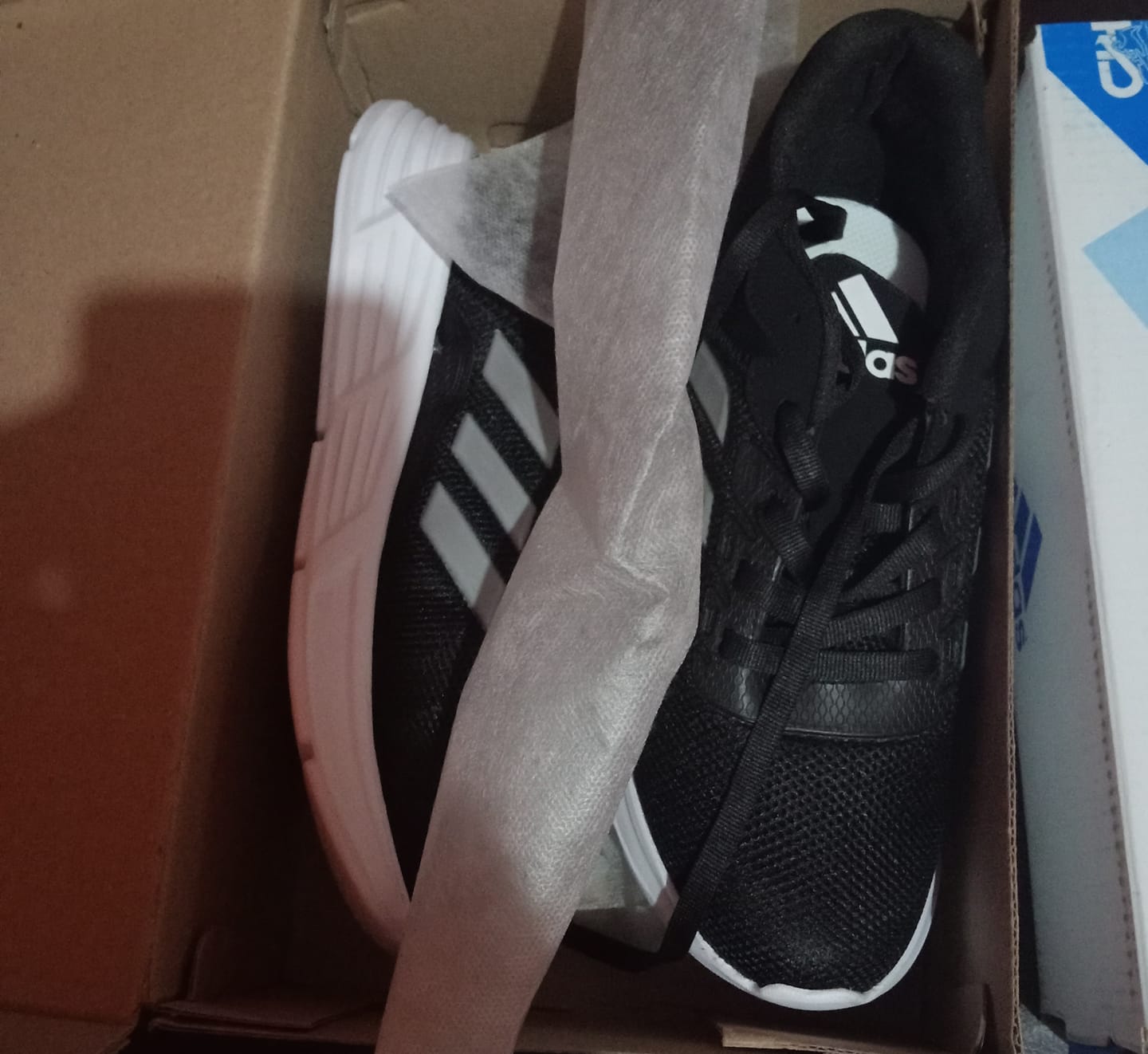 Customer photo review of Tenis 510 Negro Blanco