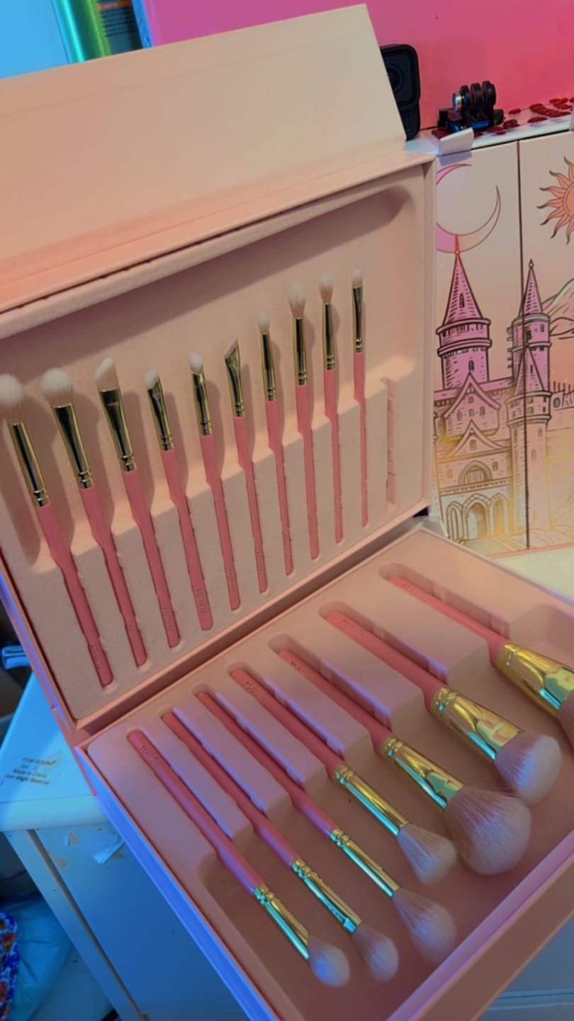 Customer photo review of Manifest The Magic Makeup Set