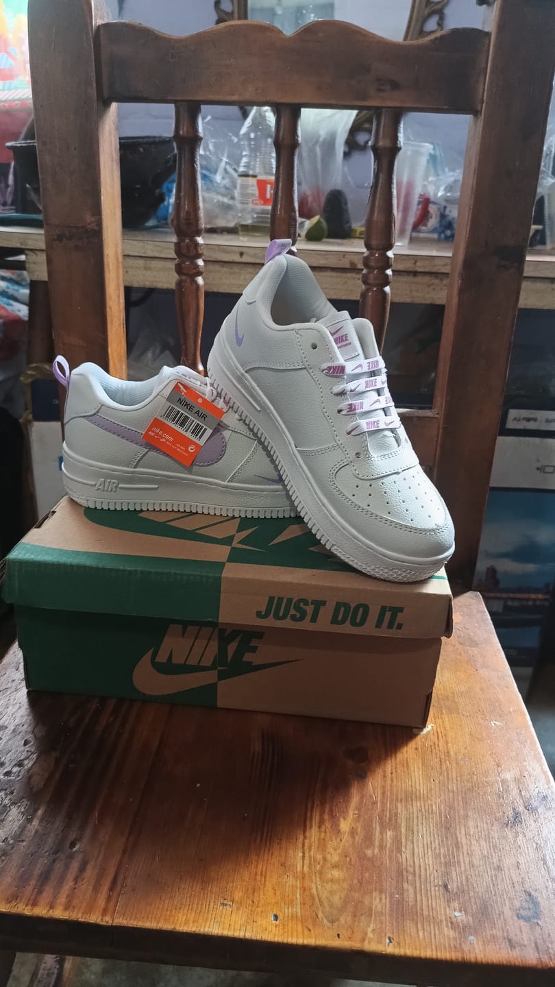 Customer photo review of Tenis 275 Blanco Lila