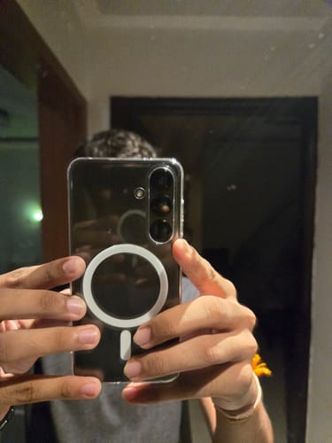 A customer holds their Samsung Galaxy S24 in the clear Magsafe case, taking a mirror selfie.