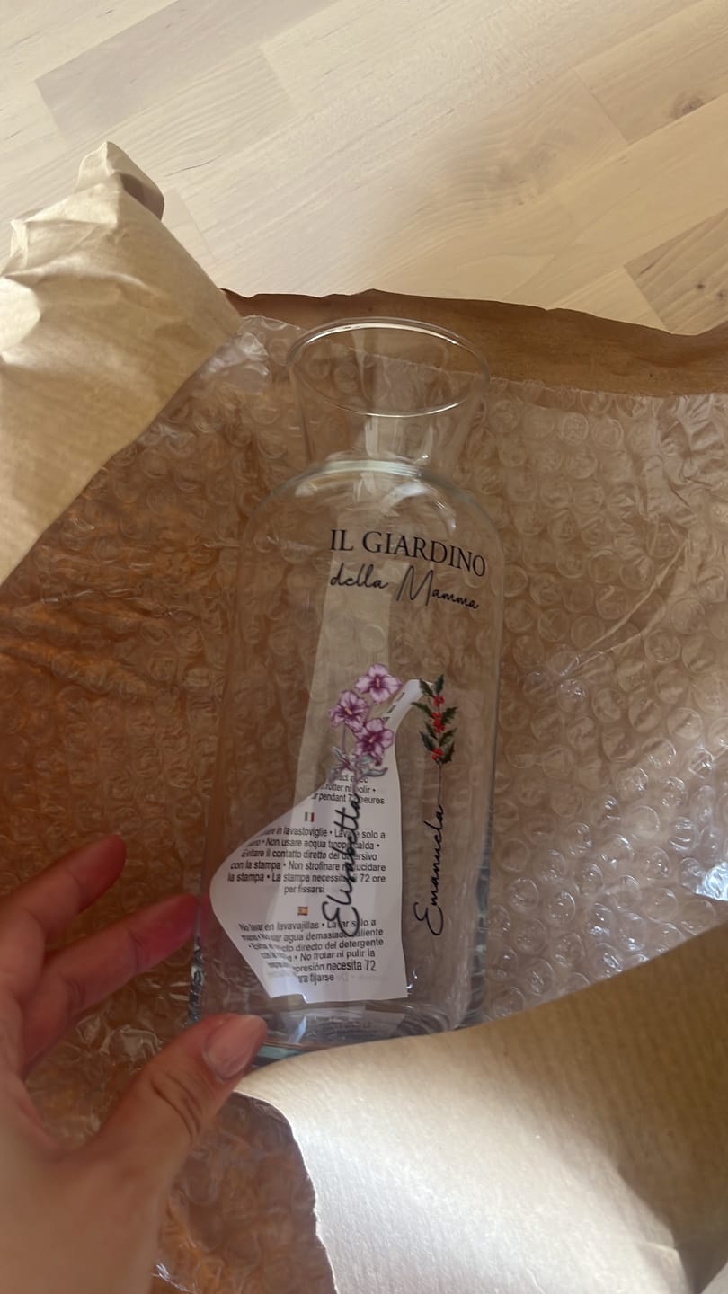 Customer photo review of Il giardino della mamma – Vaso in vetro personalizzato con nome e fiori per mamma e nonna