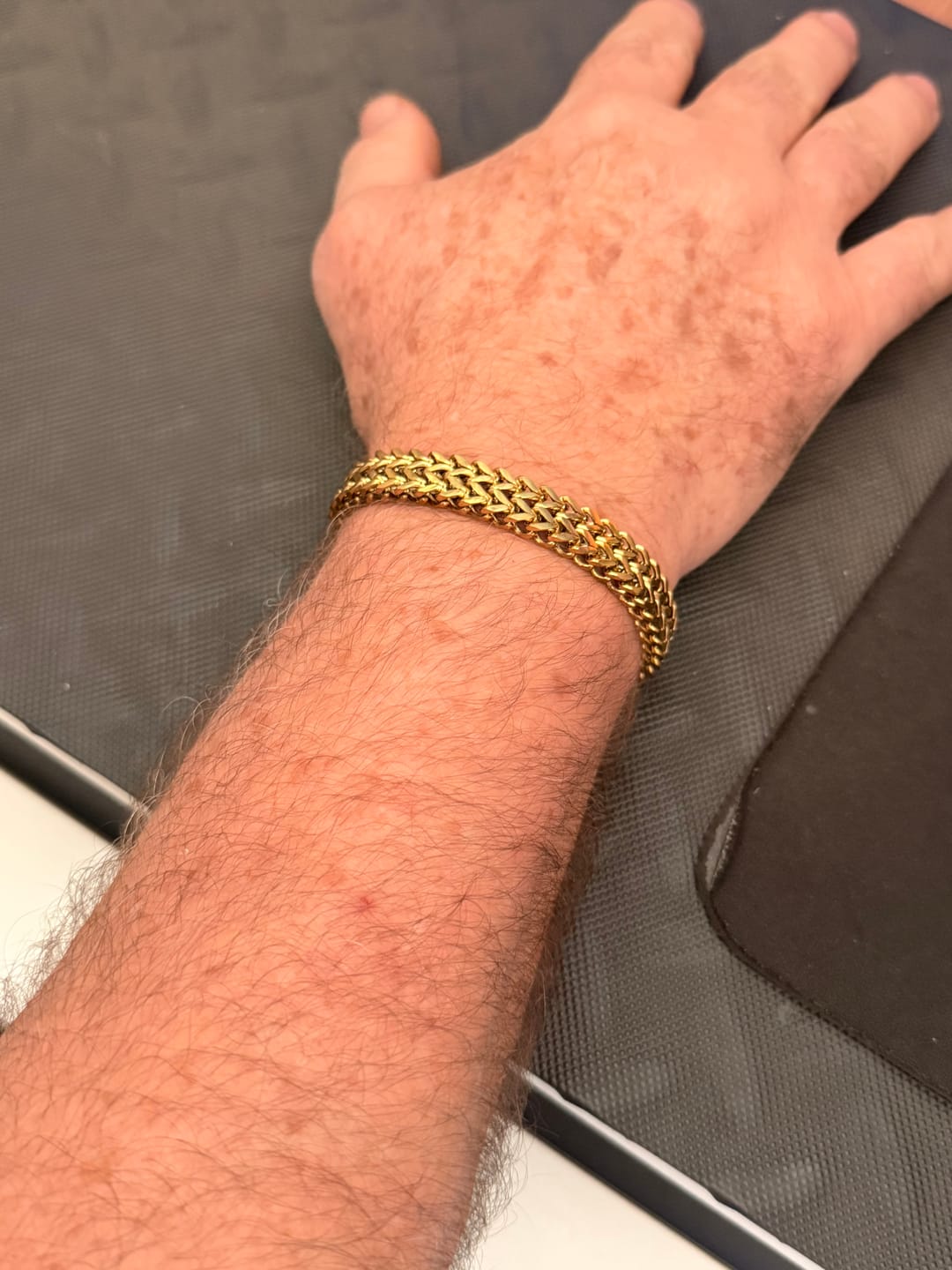 Customer photo review of Pulseira Link Banhado em Ouro 18k